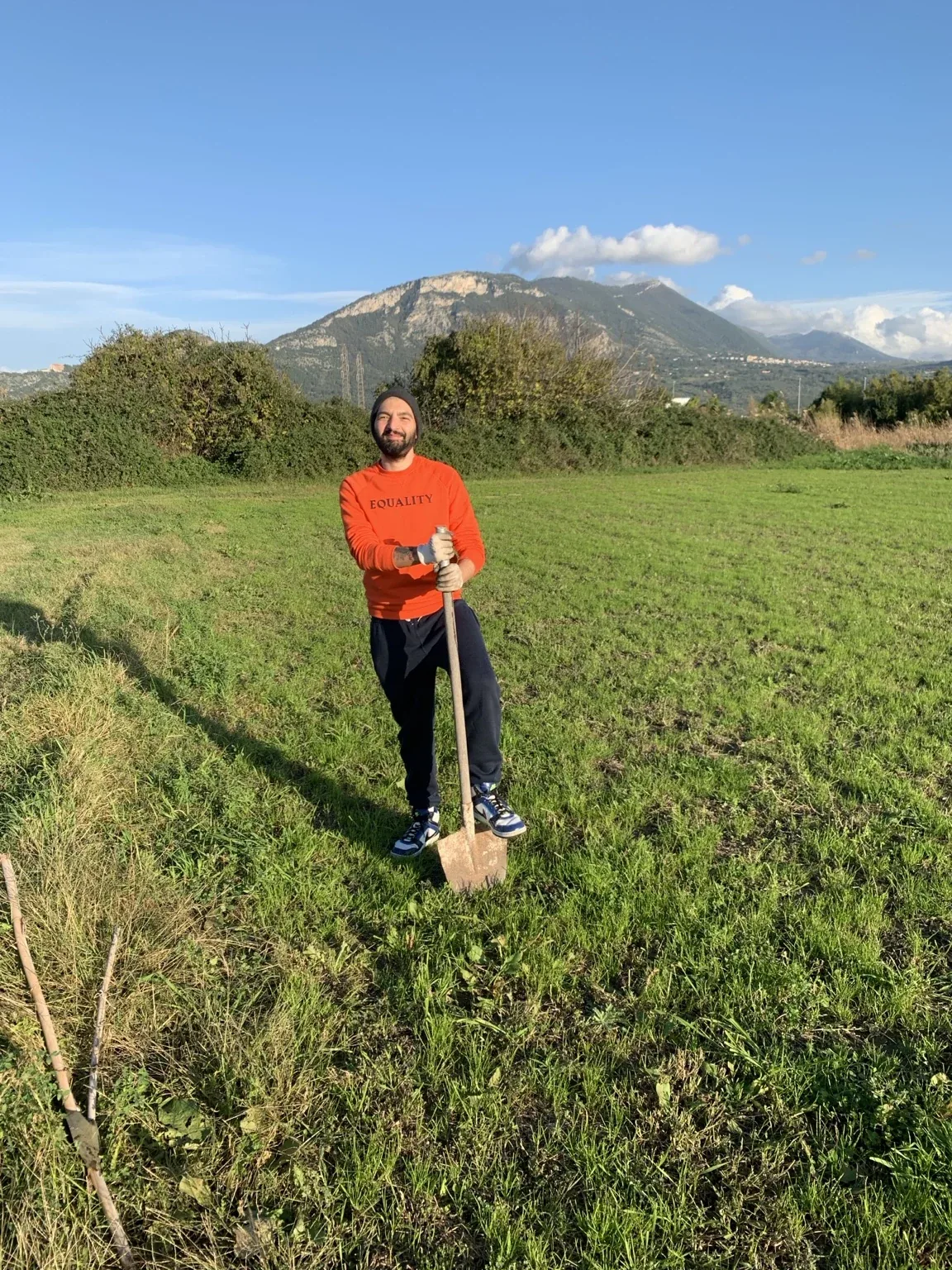 Pierpaolo Mandetta al Podere il 2 dicembre 2019, con una vanga nel terreno
