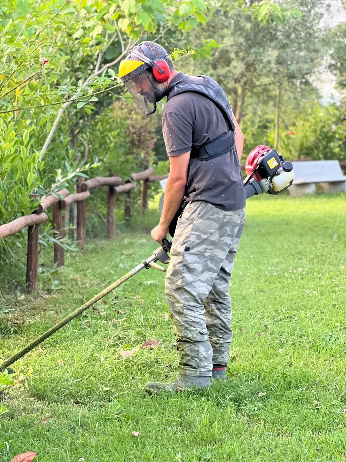 Pierpaolo al lavoro nel verde di Podere Cafasso con il decespugliatore
