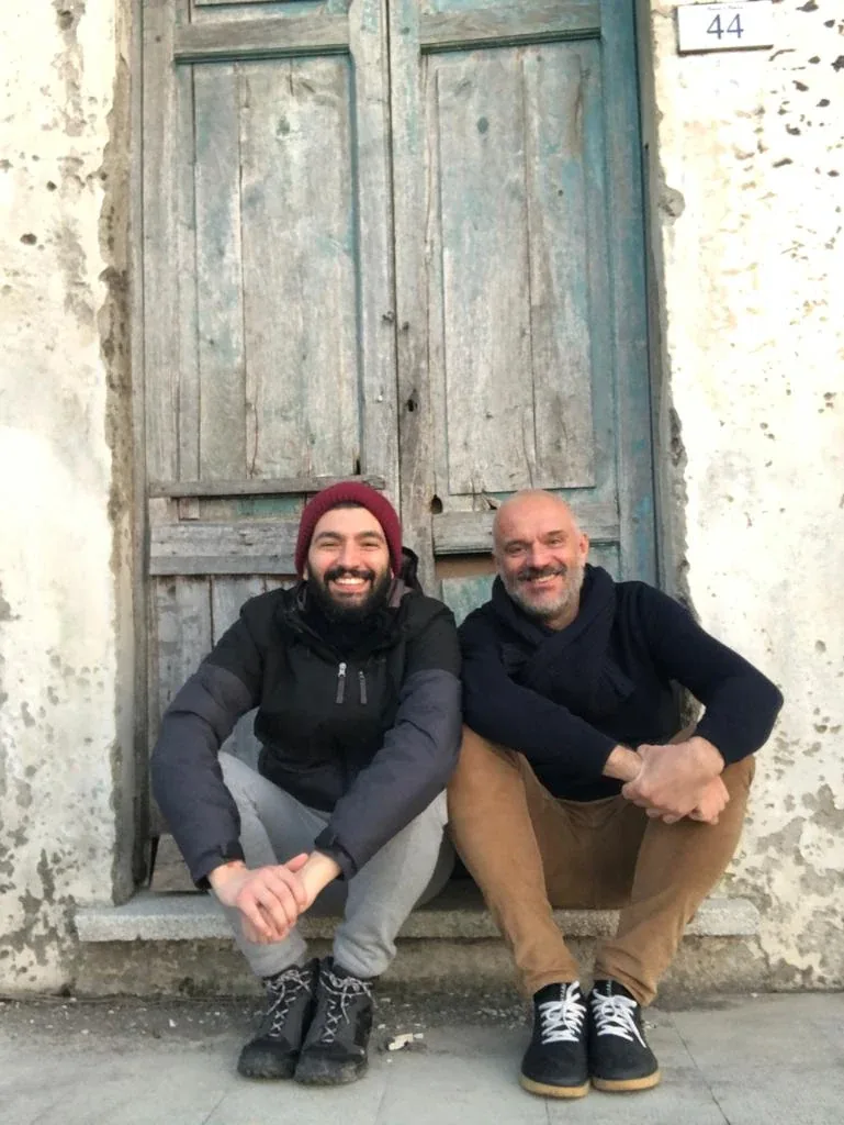 Pierpaolo e Massimo insieme davanti a una vecchia porta