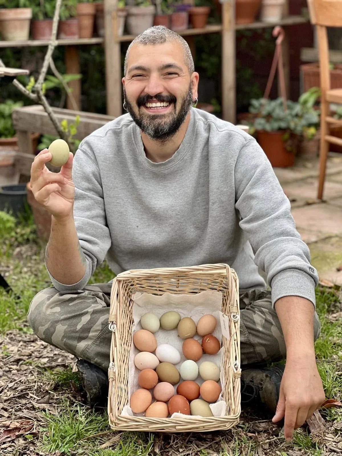 Pierpaolo sorridente al Podere con un cestino di uova
