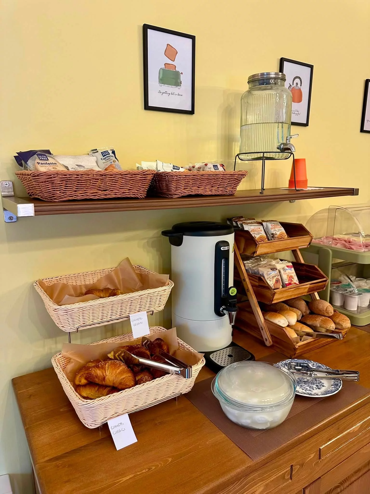 Colazione servita al Podere Cafasso con prodotti dolci e salati