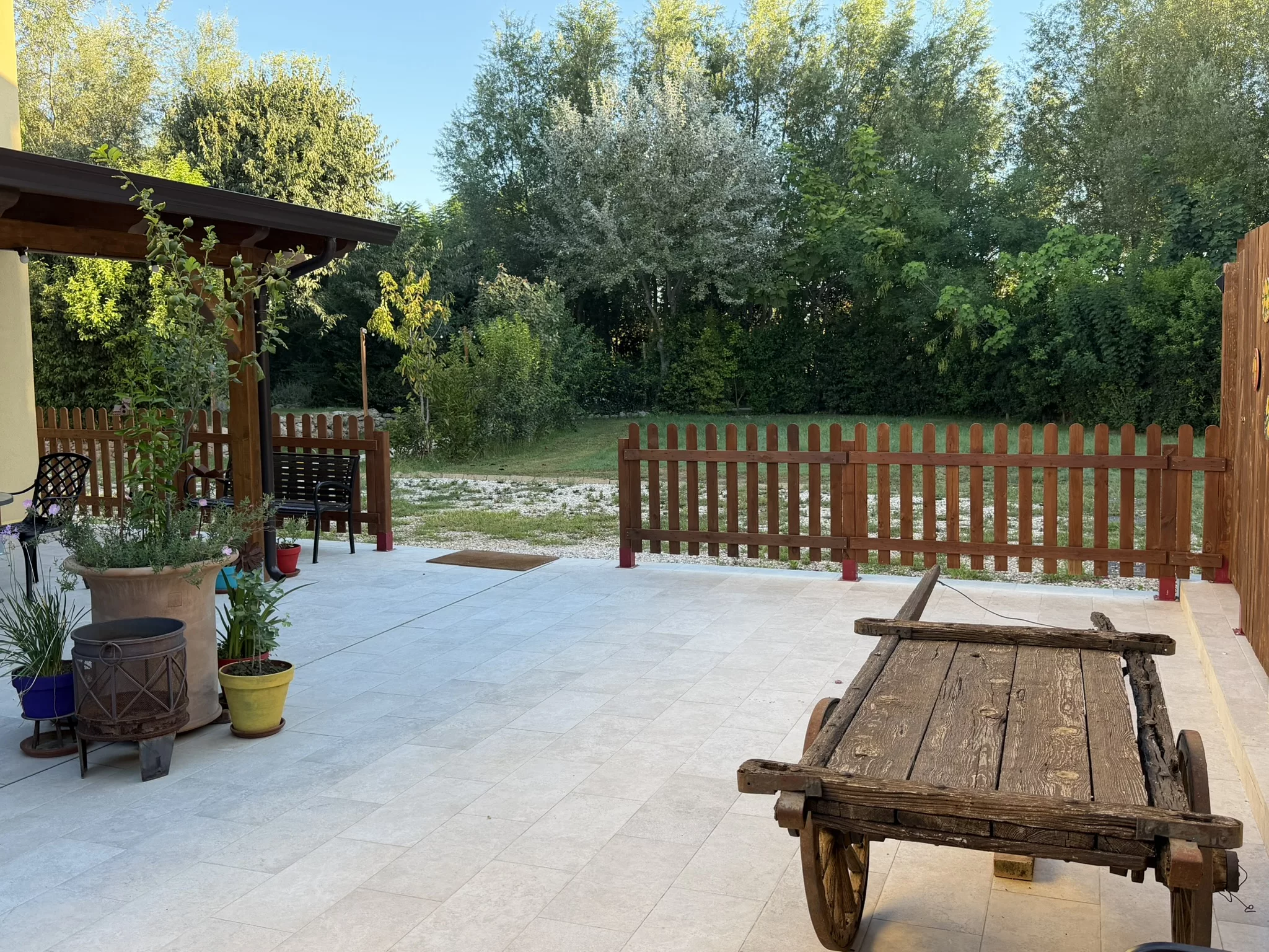 Area esterna e accesso al parcheggio privato del Podere Cafasso