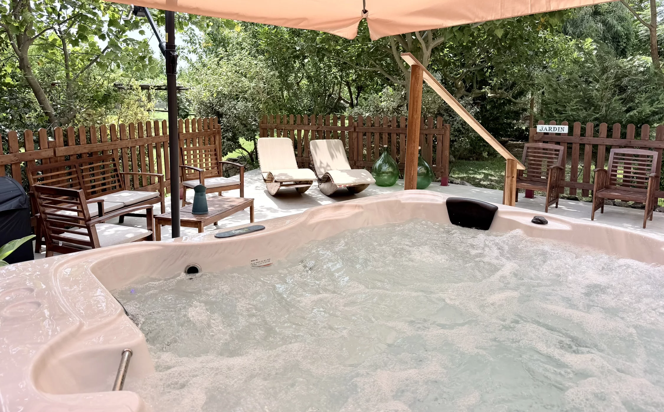 Area relax del Podere Cafasso con vasca idromassaggio immersa nel verde