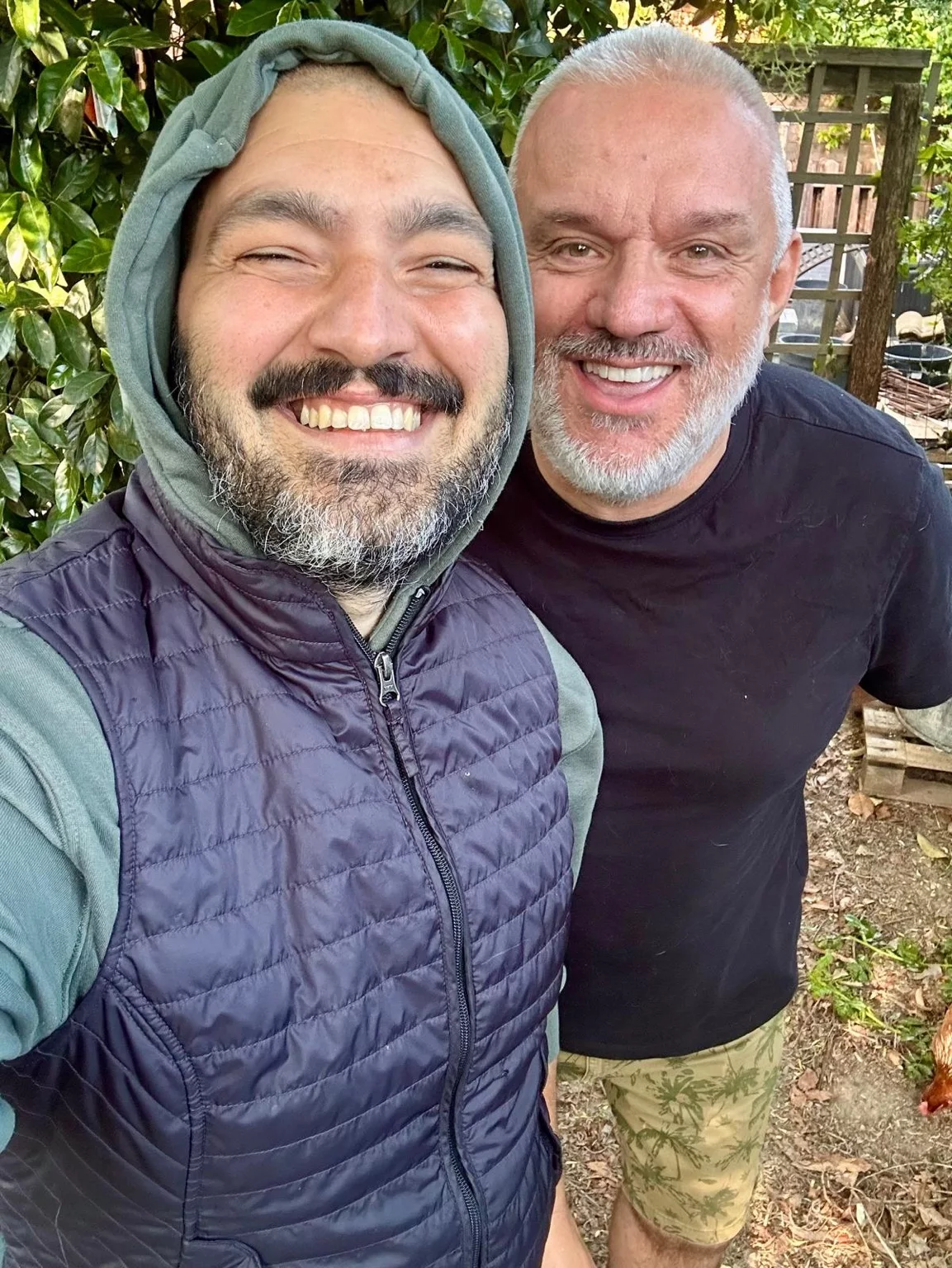 Due dei gestori del Podere Cafasso sorridono insieme nel giardino