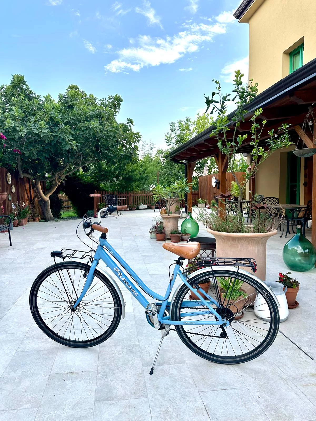Bicicletta disponibile a noleggio nel cortile del Podere Cafasso