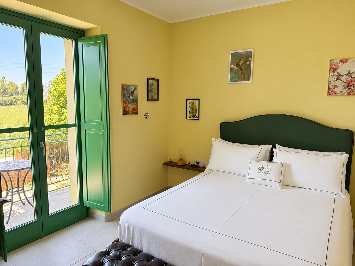 Camera Rondine del Podere Cafasso con letto matrimoniale, infissi verdi e terrazzino affacciato sulla campagna
