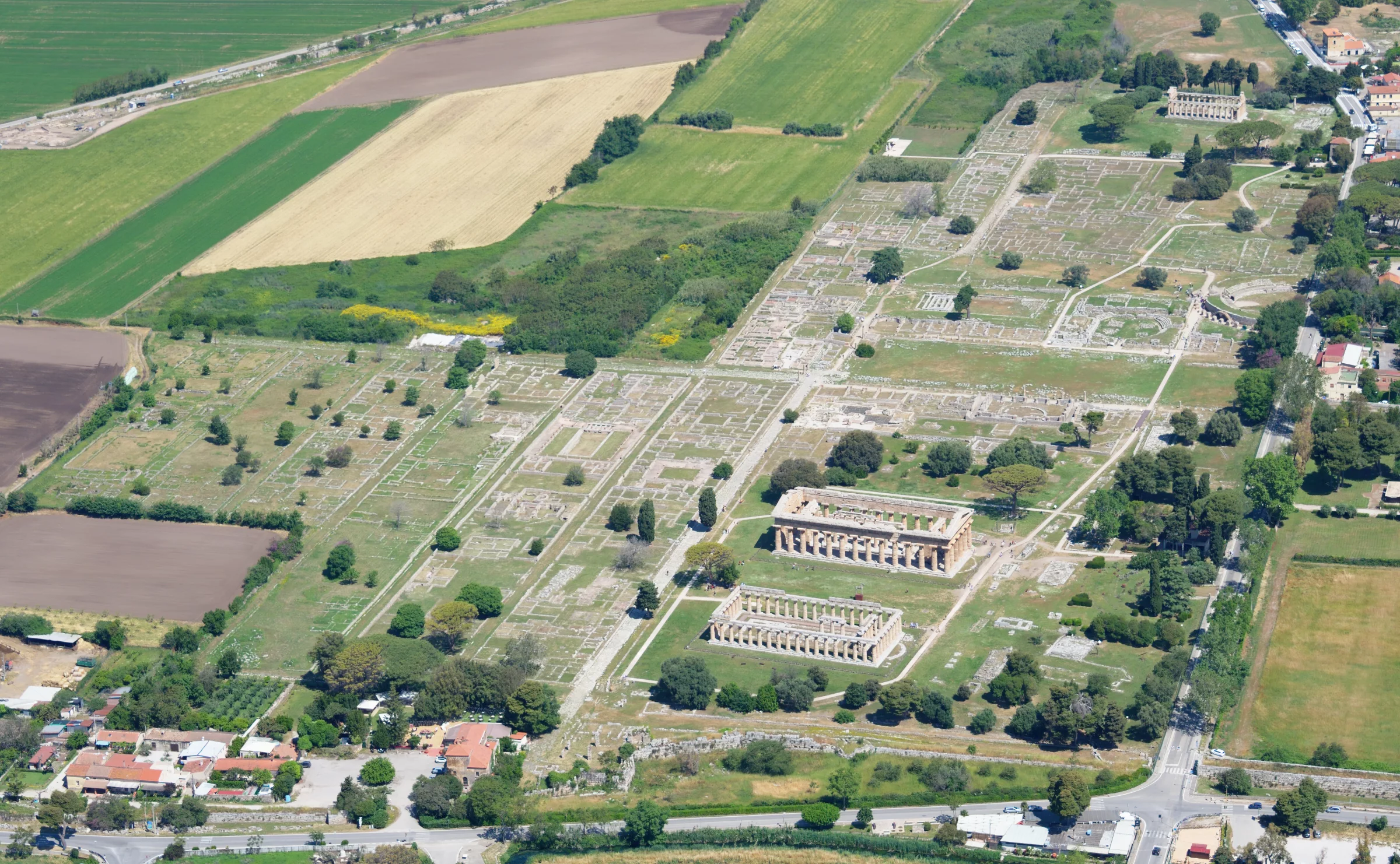 Vista aerea del Parco Archeologico di Paestum con i templi e l’area dell’antica città