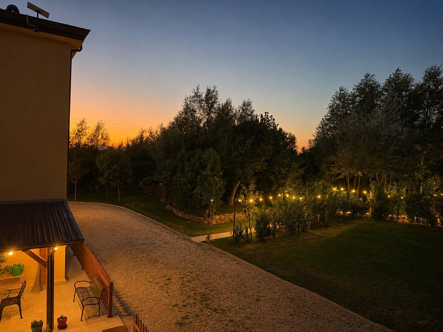 Il giardino di Podere Cafasso nella luce della sera