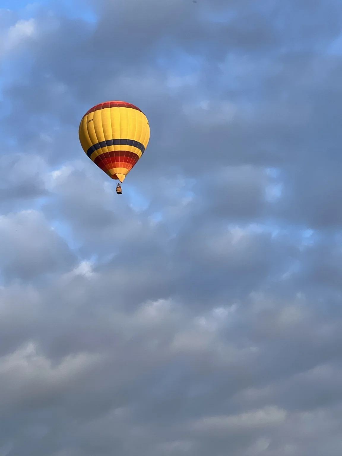 Mongolfiera gialla e rossa nel cielo durante il Festival delle Mongolfiere di Paestum