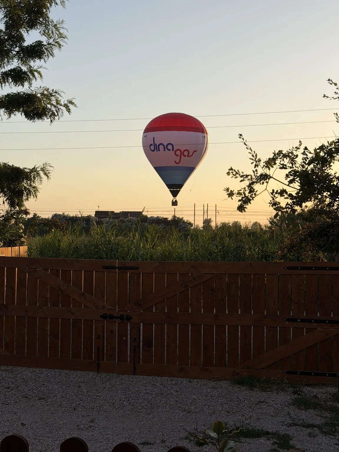 Mongolfiera del Festival di Paestum davanti al cancello di Podere Cafasso al tramonto