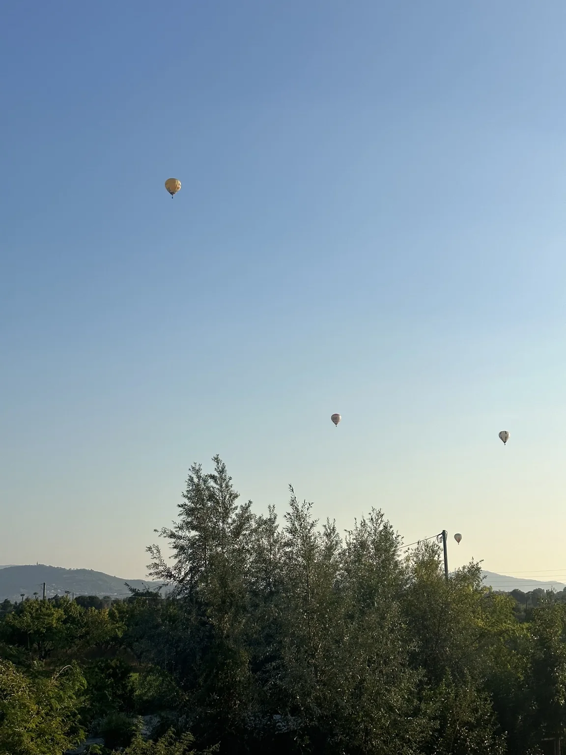 Più mongolfiere nel cielo sopra la campagna di Podere Cafasso a Paestum